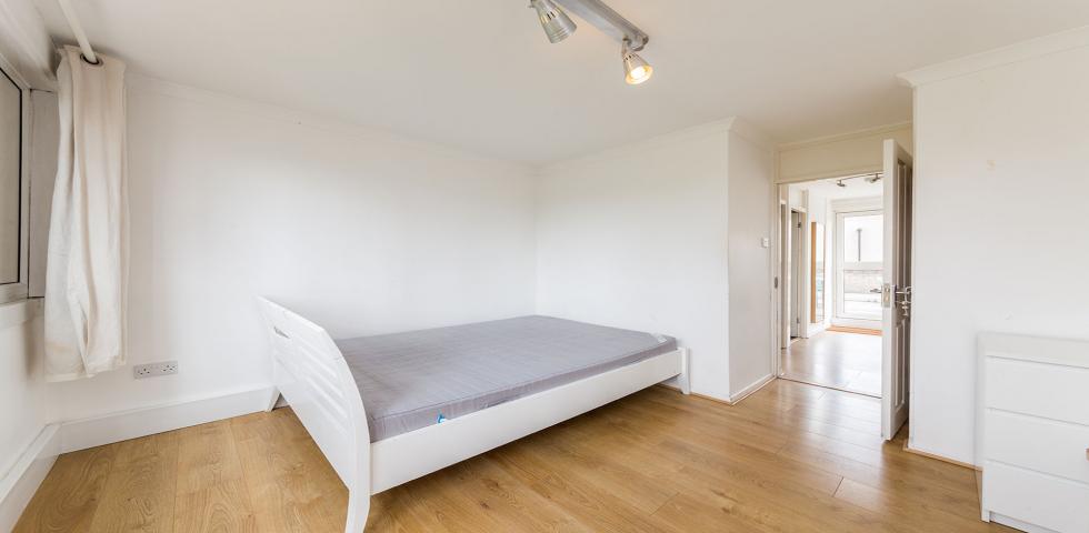 			PRIVATE ROOF TERRACE, 4 Bedroom, 1 bath, 1 reception Flat			 Shalfleet Drive, LADBROKE GROVE